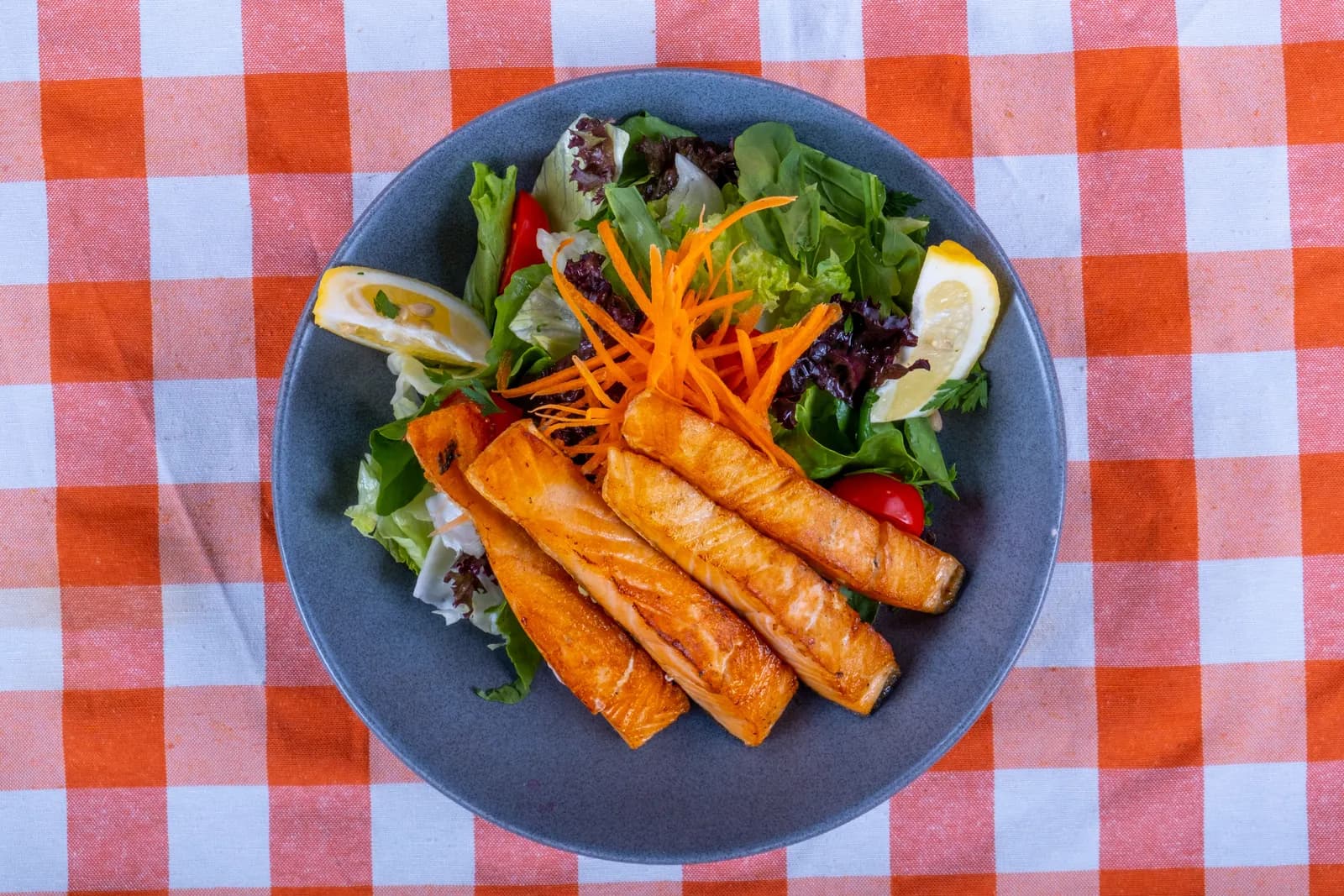 Izgara Somon Salata